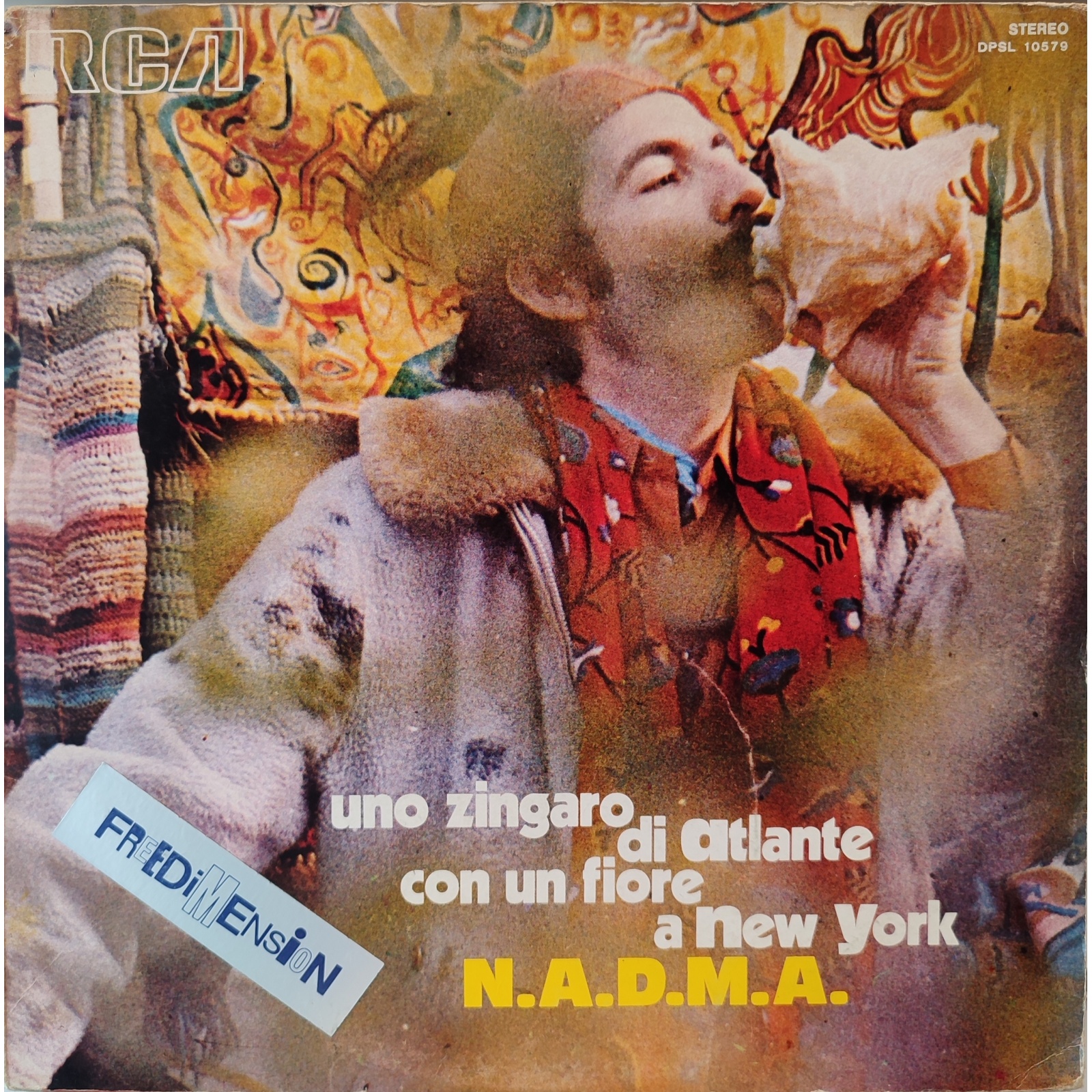 N.A.D.M.A. - Uno zingaro di Atlante con un fiore a New York N.A.D.M.A. - Uno zingaro di Atlante con un fiore a New York